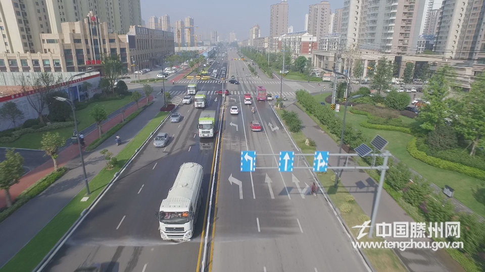 推行城區(qū)道路深度機械保潔 城市品位持續(xù)提升.jpg